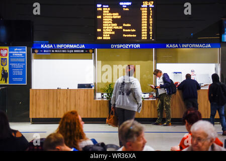 Wroclaw, Polen. 07 Sep, 2019. Eine Frau sieht die Abfahrt Informationen Panel am Busbahnhof. Breslau ist die viertgrößte Stadt in Polen und die grösste Stadt in der Region von Schlesien. Breslau Breslau oder in deutscher Sprache verbrachte mehr als 200 Jahre unter deutscher Herrschaft, aber nach dem Zweiten Weltkrieg der Region unter polnische Behörde durch das Potsdamer Abkommen unter territorialen Veränderungen von der Sowjetunion gefordert wurde. Credit: SOPA Images Limited/Alamy leben Nachrichten Stockfoto