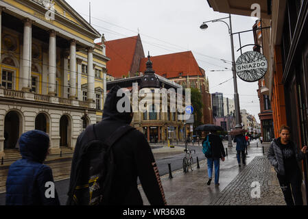 Wroclaw, Polen. 07 Sep, 2019. Menschen gehen durch die Breslauer Oper. Breslau ist die viertgrößte Stadt in Polen und die grösste Stadt in der Region von Schlesien. Breslau Breslau oder in deutscher Sprache verbrachte mehr als 200 Jahre unter deutscher Herrschaft, aber nach dem Zweiten Weltkrieg der Region unter polnische Behörde durch das Potsdamer Abkommen unter territorialen Veränderungen von der Sowjetunion gefordert wurde. Credit: SOPA Images Limited/Alamy leben Nachrichten Stockfoto