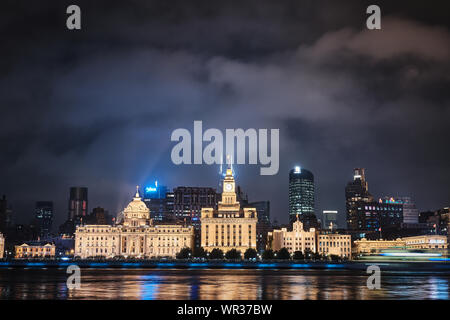 Shanghai, China. 04 Sep, 2019. Ein Blick auf die Hong Kong und Shanghai Banking Corporation (HSBC) Gebäude (links) und dem Customs House (in der Mitte) über den Fluss Huangpu in Shanghai. Credit: SOPA Images Limited/Alamy leben Nachrichten Stockfoto