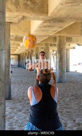 Huntington Beach, Kalifornien/USA - September 7, 2019: Volleyball üben, während Sie auf der Suche nach Befreiung von der Nachmittagshitze unter dem Huntington Beach Pier. Stockfoto