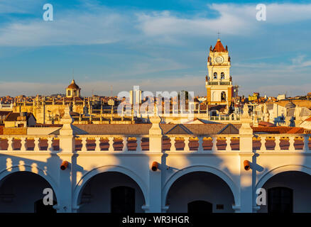 Stadtbild von Sucre Stadt bei Sonnenuntergang von der Felipe Neri Kloster mit den Turm der Kathedrale, Bolivien gesehen. Stockfoto