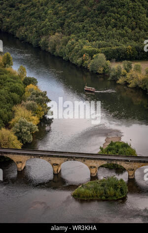 Gabare flachen Boot auf dem Fluss von Castelnaud-la-Chapelle, Frankreich Stockfoto