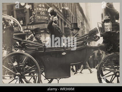 Bürgermeister Gaynor, Colonel Roosevelt und Cornelius Vanderbilt auf der 5th Ave. Stockfoto