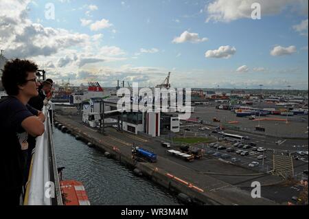 Die Leute zu beobachten die Ankunft ihrer Fähre in den Hafen von Dublin, Irland. Die Stena Adventurer Lasten in den Port fo die Reise nach Holyhead Stockfoto