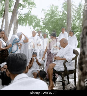 Mahatma Gandhi treffen weinenden Frauen nach Hindu Muslim Ausschreitungen, Bangladesch, Asien, 7. November 1946 Stockfoto