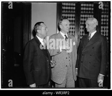 McAdoo vorzuschlagen, Ersatz für Verwaltung Oberste Gerichtshof Rechnung. Washington, D.C., 11. Senator William Gibbs McAdoo, Demokrat aus Kalifornien, ist vor dem Senat-rechtsausschusse Morgen zu erscheinen und seine vorgeschlagene Ersatz für die Verwaltung Oberste Gericht plan erklären. Er ist dargestellt im Gespräch mit Senator Henry F. Ashurst, (Mitte), Vorsitzende des Ausschusses, Senator Carl A. Luke, der ebenfalls Mitglied des Ausschusses, 5/11/37 Stockfoto