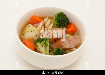 Pot-au-feu Gemüse wurst Suppe closeup auf weißem Hintergrund Stockfoto