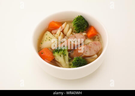 Pot-au-feu Gemüse wurst Suppe closeup auf weißem Hintergrund Stockfoto