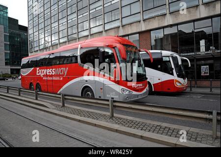 Autobahn und Bus Eirann Trainer außerhalb Busaras Busbahnhof, Dublin, Irland Stockfoto