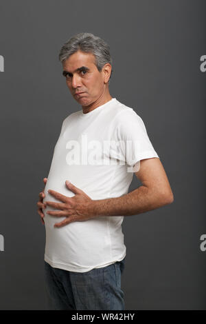 Ältere Mann leidet unter Magenschmerzen Stockfoto