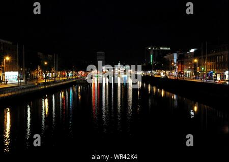 Nachtleben der Stadt Dublin und dem Fluss Liffey in Dublin, Irland Stockfoto