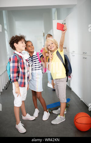 Mädchen machen selfie mit Jungen, während in der Schule Pause Stockfoto