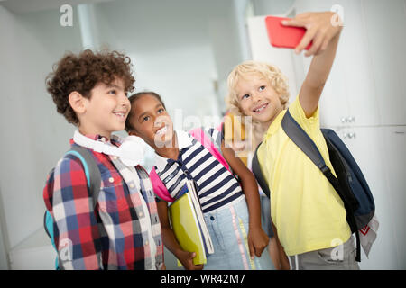 Freundliche Schüler lächelnd, während sie in der Schule Pause selfie Stockfoto
