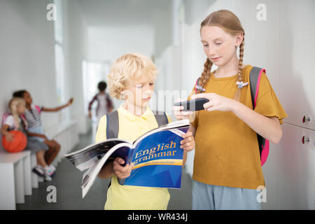 Mädchen, Foto, Buch, nachdem es zu Hause vergessen Stockfoto