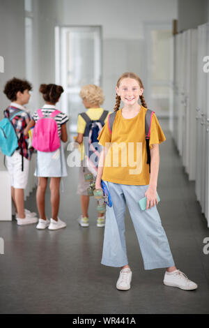 Stilvolle Schulmädchen holding Penny board und Smartphone Stockfoto