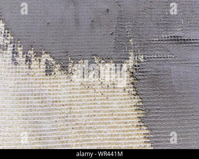 Putz der gedämmten Wand oben auf dem Armierungsgeflecht Stockfoto