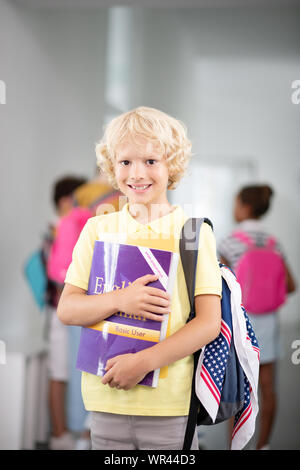 Freundliche Schüler Gefühl vor Englisch Lektion aufgeregt Stockfoto