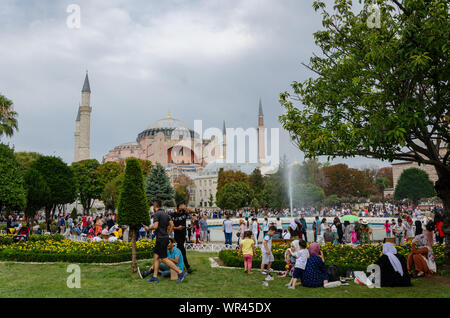 ISTANBUL, Türkei - August 14,2019: Blick auf die Hagia Sofia oder Ayasofya und Sultanahmet Square in Istanbul, Türkei Stockfoto