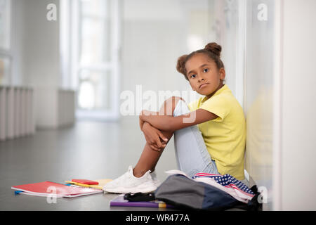 Mädchen traurig und einsam, während auf dem Boden sitzen nur Stockfoto