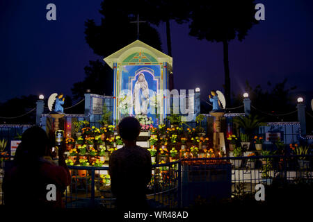 Statue des Hl. Johannes Maria Vianney in Kathedrale Maria, Hilfe der Christen in Shillong, Meghalaya bei Nacht Stockfoto