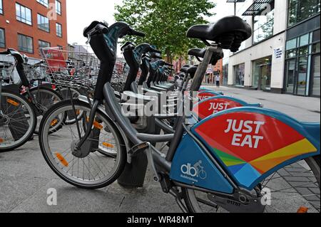 Eine Reihe von Einfach Essen gesponsert Dublin Fahrräder in einem Bike Station in Dublin, Irland Stockfoto