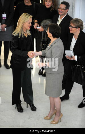 Sharon Stone Besuche polnische Parlament am 22. Oktober auf dem Weltgipfel von Friedensnobelpreisträgern. 13 Weltgipfel von Friedensnobelpreisträgern ist Ta Stockfoto