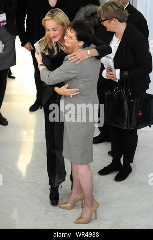 Sharon Stone Besuche polnische Parlament am 22. Oktober auf dem Weltgipfel von Friedensnobelpreisträgern. 13 Weltgipfel von Friedensnobelpreisträgern ist Ta Stockfoto