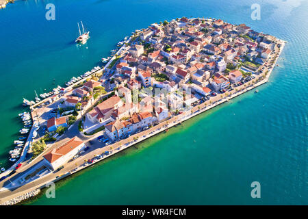 Split vorort Vranjic Insel Luftbild, Dalmatien Region von Kroatien Stockfoto