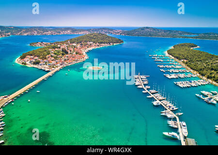 Rogoznica Turquoise Bay Stadt und den Hafen Luftbild, Kvarner Region von Kroatien Stockfoto