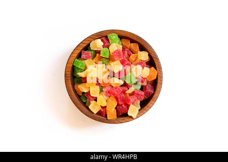 Kandierte Getrocknete Ananas Gelb, Orange, Rot und Grün in einem hölzernen Zeder Platte auf einem weißen Hintergrund isoliert. Reihe von Schalen mit Ananas, Ansicht von oben Stockfoto
