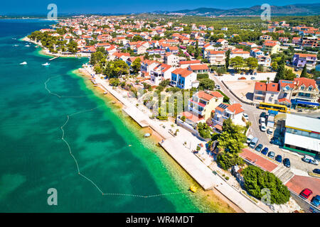 Brodarica Dorf in der Nähe von Sibenik Strand und Küste Luftbild, Dalmatien Region von Kroatien Stockfoto