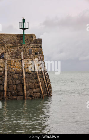 Clovelly, einem kleinen Hafen und Hillside Village in der Zeit verloren an der Küste von North Devon Stockfoto