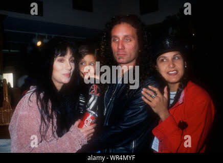 Beverly Hills, Kalifornien, USA, 4. Dezember 1994 Sängerin/Schauspielerin Cher, Jessie Jo Stark, Richard Stark und Laurie Lynn stark an "Happy Harley Days/Freude am Rodeo' Parade am 4. Dezember in Beverly Hills, Kalifornien, USA 1994. Foto von Barry King/Alamy Stock Foto Stockfoto