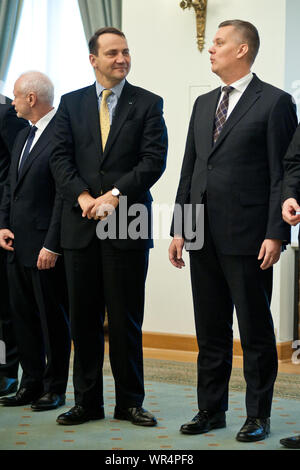 27. 11. 2013 Warschau, Polen. Im Bild: Radoslaw Sikorski, Tomasz Siemoniak Stockfoto