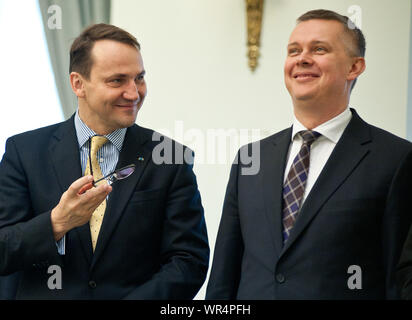27. 11. 2013 Warschau, Polen. Im Bild: Radoslaw Sikorski, Tomasz Siemoniak Stockfoto