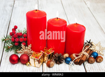 Die dekorativen Weihnachts Komposition mit roten Kerzen und Kiefer Stockfoto