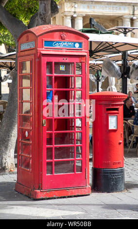 Typische Briefkasten, Briefkasten und Telefonzelle, im britischen Stil, in Valletta, Malta, Stockfoto