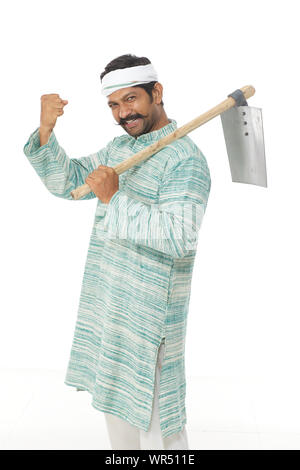 Bauer mit einer Spitzhacke auf weißem Hintergrund Stockfoto