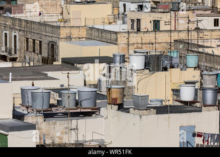 Wassertanks auf die Dächer der Altstadt von Valletta, Malta, Wasserversorgung, Stockfoto