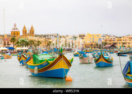 Das Fischerdorf Marsaxlokk, im Südosten von Malta, viele traditionelle Fischerboote, Lutz bunt bemalte, Stockfoto