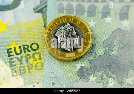 Einpfundstück auf 5 Euro Banknote, neben der Karte in der EU und in Worten EURO. Flach. Konzept für Geldwechsel, Finanzen oder UK-EU Stockfoto