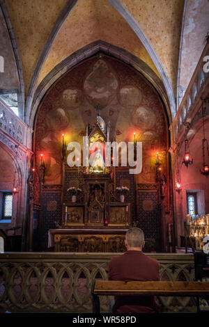 Mann, der betet vor der Schwarzen Madonna, Rocamadour, Frankreich Stockfoto