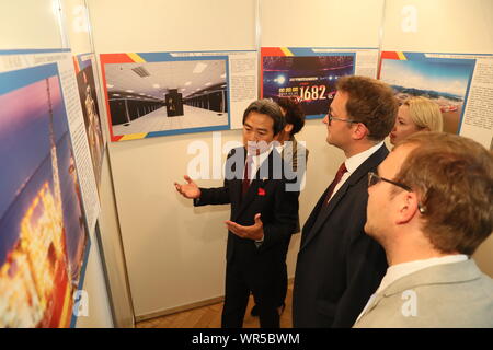 Kiew, Ukraine. 9 Sep, 2019. Eine Fotoausstellung auf Chinas Errungenschaften ist als ein Ereignis der chinesischen Tag in Lemberg, Ukraine, Sept. 9, 2019 statt. Der chinesische Botschafter in der Ukraine Du Wei und Leiter von Lemberg regionalen staatlichen Verwaltung Markian Malskyy öffnete die chinesischen Tag in Lemberg am Montag. Die Veranstaltung wurde organisiert, um die beiden Länder näher zu bringen und neue Möglichkeiten für die Zusammenarbeit. Einige der Veranstaltung waren an den 70. Jahrestag der Gründung der Volksrepublik China gewidmet. Credit: Sergey Starostenko/Xinhua Stockfoto