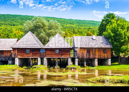 Kroatien, Landschaft Landschaft in der Region Lika, Majerovo vrilo Quelle der Fluss Gacka, traditionelles Dorf mit alten hölzernen Mühlen und Hütten auf Rive Stockfoto