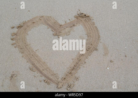 Herz im Sand am Strand, wie romantisch - Nordirland, Großbritannien gezogen. Stockfoto