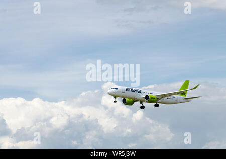 Barcelona, Spanien; 18. Mai 2019: Airbus A220 der Air Baltic Company, Landung auf dem Flughafen El Prat in Barcelona Stockfoto