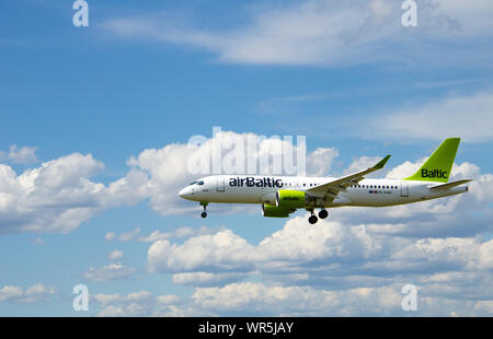 Barcelona, Spanien; 18. Mai 2019: Airbus A220 der Air Baltic Company, Landung auf dem Flughafen El Prat in Barcelona Stockfoto