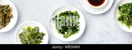 Verschiedene Algen, Meer Gemüse, Overhead Panorama-aufnahme. Superfoods Hintergrund Stockfoto