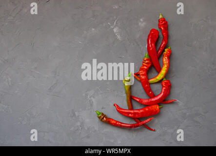 Flache Zusammensetzung der Red Hot Chili Peppers. Nahaufnahme, Ansicht von oben. Stockfoto