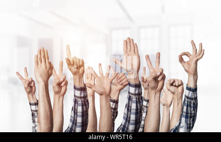 Zeile des Menschen Hände, die verschiedene Gesten. Ok, mit dem Finger auf jemanden zu zeigen, Sieg, Finger, geballte Faust und "Daumen hoch"-Zeichen. Menschliche Hände gestikulierend auf Li Stockfoto